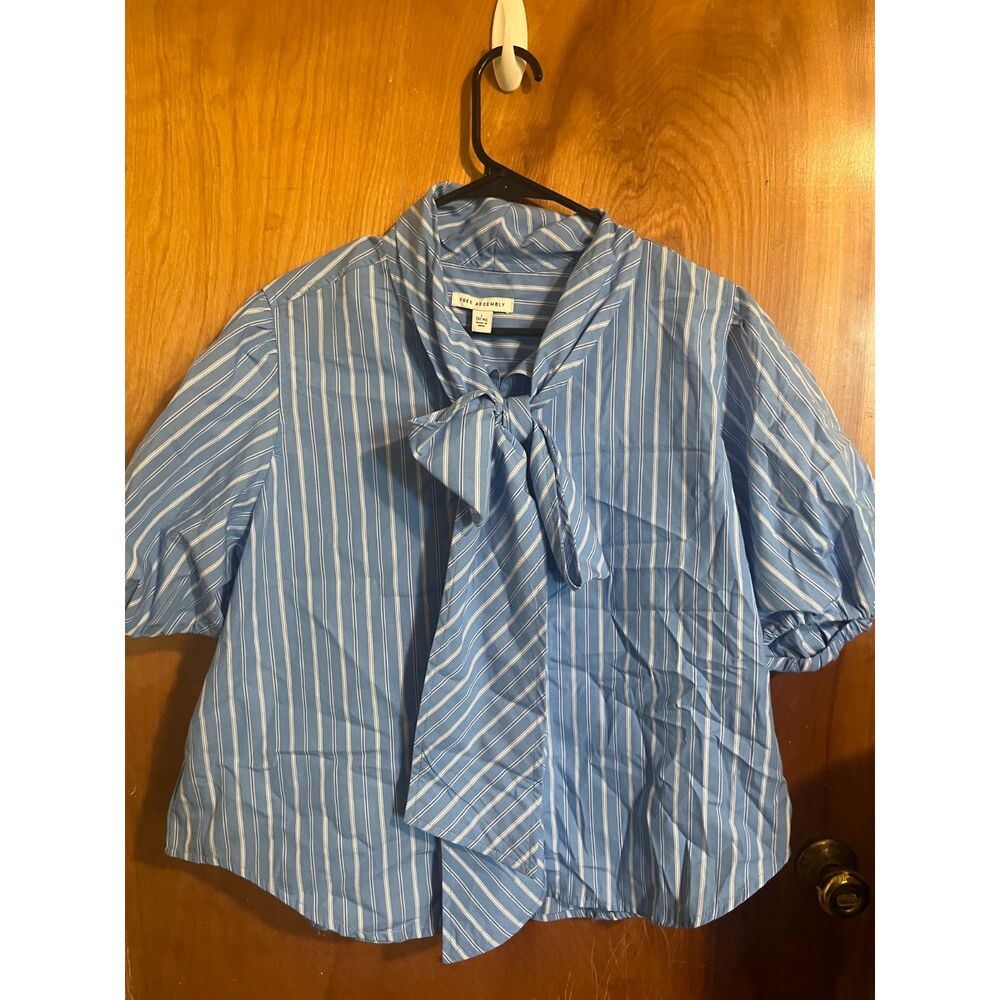 Free Assembly Blouse - Picture 1 of 5
